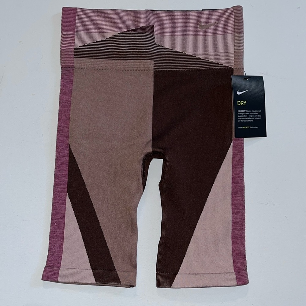 Nike Icon Clash sculpt seamless training shorts high rise tight 8” women’s s